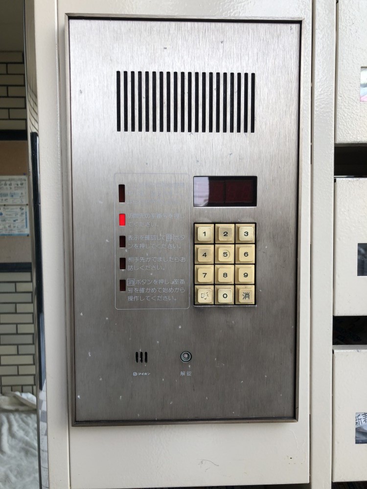 集合玄関機改修前　使用年数が20年以上経過していました