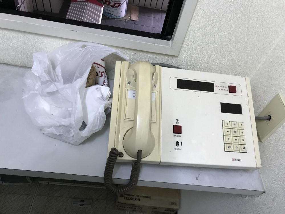 管理室親機（現在は管理人さんも常駐でないので撤去のみです）