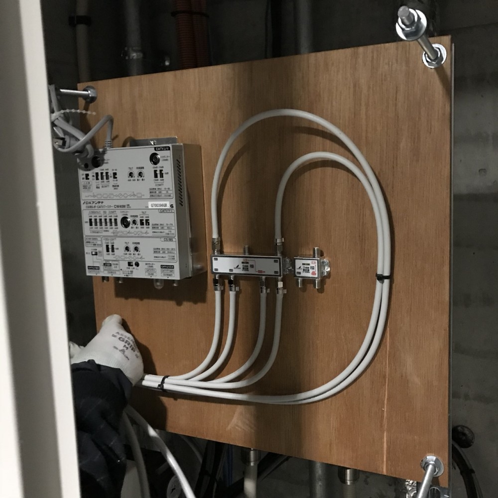 パイプシャフト内TV機器作業途中経過